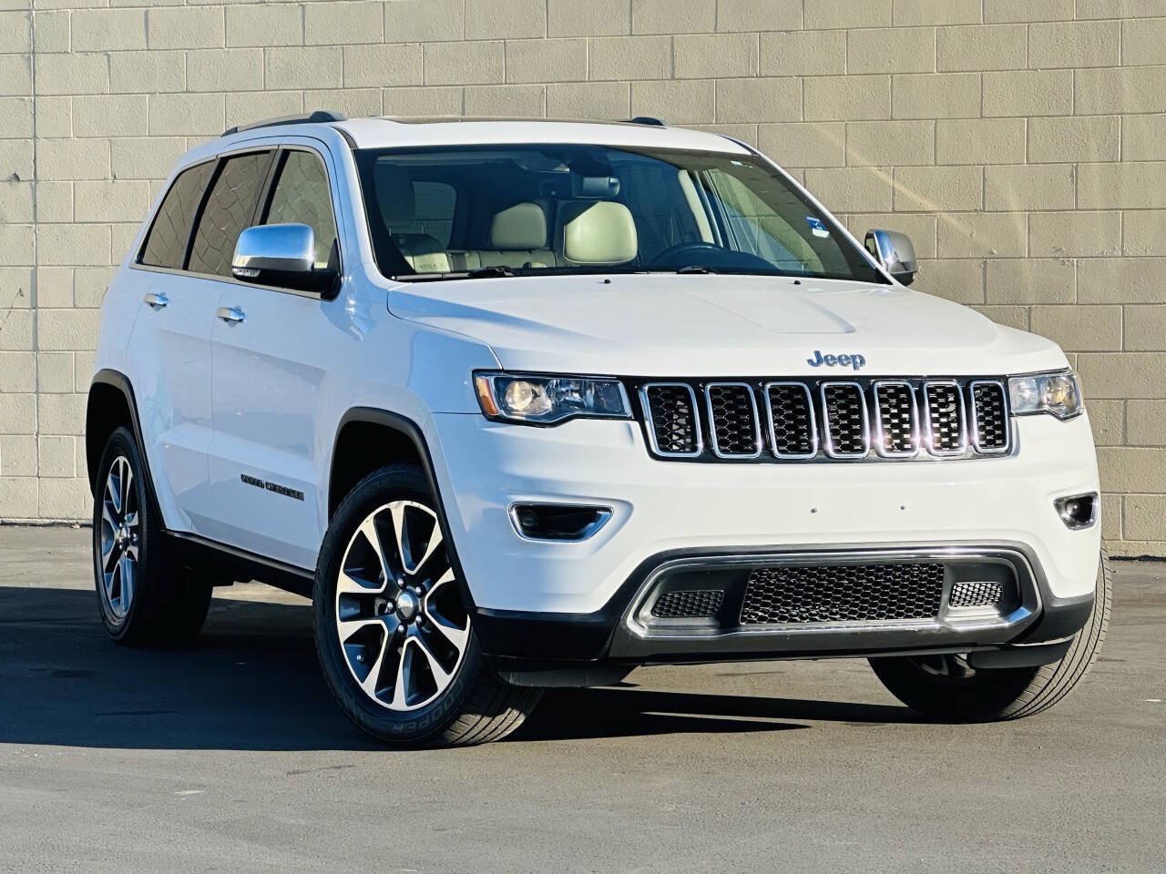 Used 2018 Jeep Grand Cherokee Limited AWD/4WD image 1