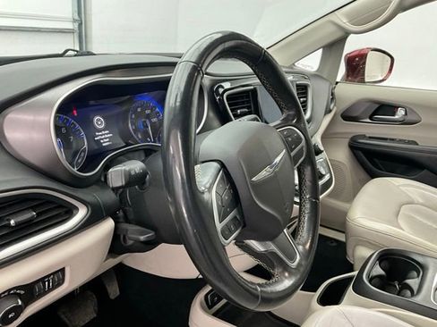 Used 2020 Chrysler Pacifica Touring-L Plus image 17