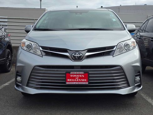 Used 2019 Toyota Sienna XLE Premium AWD/4WD image 2