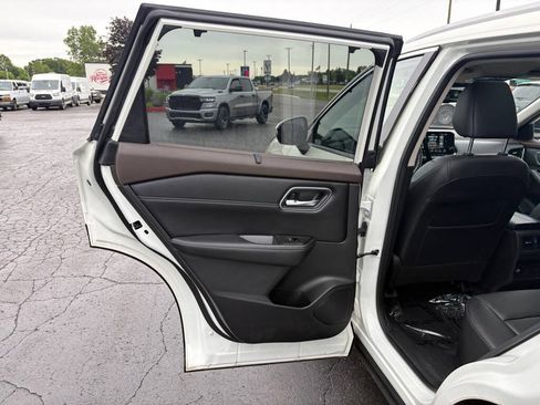 Used 2021 Nissan Rogue SL w/ Premium Package AWD/4WD image 14