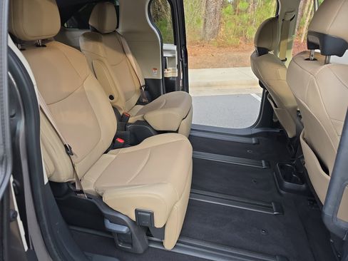 Certified 2021 Toyota Sienna Limited image 11