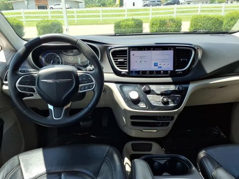 Used 2022 Chrysler Pacifica Touring-L FWD image 13