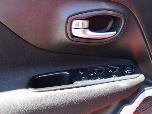 Used 2018 Jeep Renegade Latitude FWD image 37