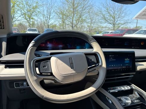 Used 2025 Lincoln Nautilus Premier AWD/4WD image 11