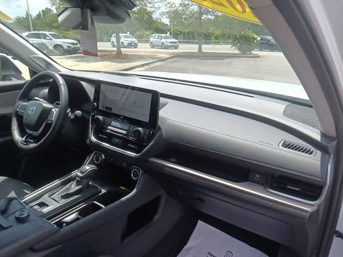 Used 2025 Toyota Grand Highlander AWD image 36
