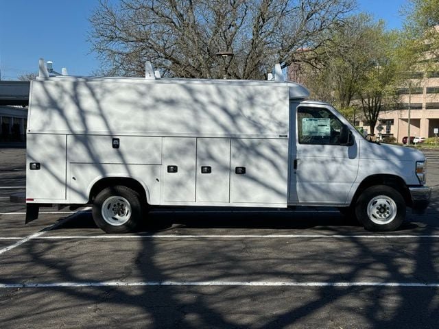 New 2024 Ford E-450 and Econoline 450 Super Duty w/ Power Windows & Locks Group RWD image 4