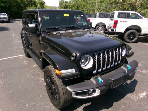 Used 2023 Jeep Wrangler Unlimited Sahara AWD/4WD image 2