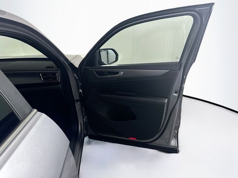 Used 2025 Volkswagen Atlas Cross Sport SE image 34