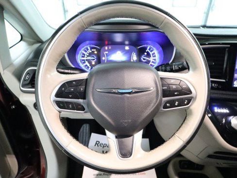 Used 2019 Chrysler Pacifica Limited w/ Advanced Safetytec Group image 24