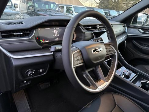 New 2025 Jeep Grand Cherokee Limited image 12