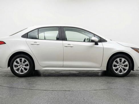 Used 2025 Toyota Corolla LE FWD image 11