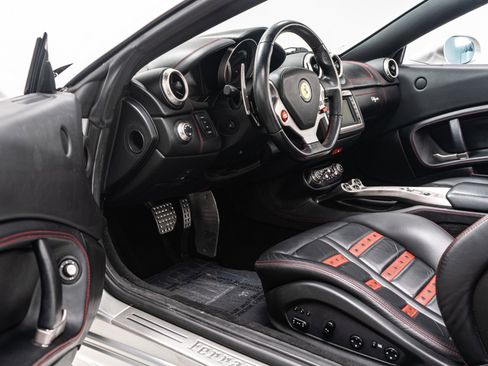 Used 2013 Ferrari California image 23