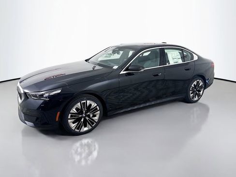 Used 2025 BMW 530i xDrive w/ Premium Package image 3