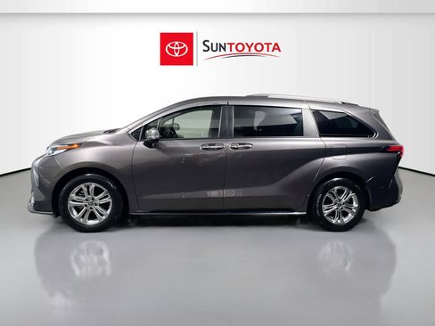 Used 2022 Toyota Sienna Platinum image 7