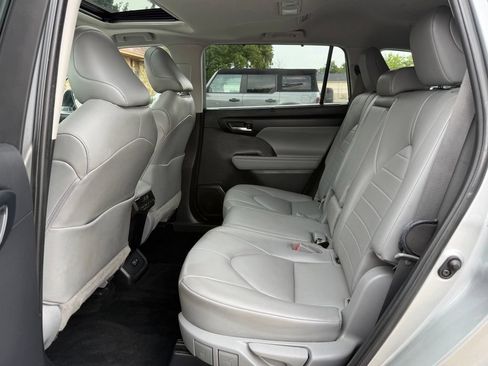 Used 2021 Toyota Highlander XLE AWD/4WD image 11