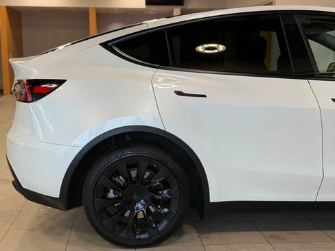 Used 2023 Tesla Model Y AWD image 17