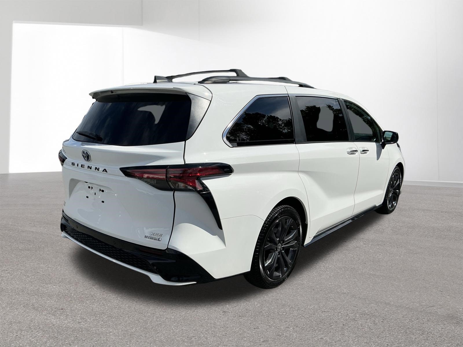 Used 2022 Toyota Sienna XSE w/ XSE Plus Package FWD image 3