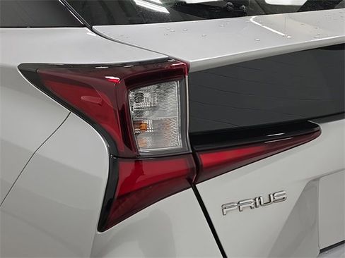 Used 2020 Toyota Prius LE image 31