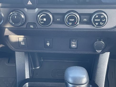 Used 2017 Toyota Tacoma TRD Sport w/ Tow Package (A/T) image 25