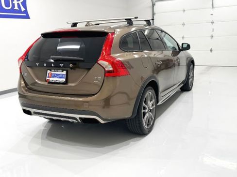 Used 2015 Volvo V60 T5 Cross Country image 14