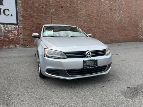 Used 2013 Volkswagen Jetta SE FWD image 2