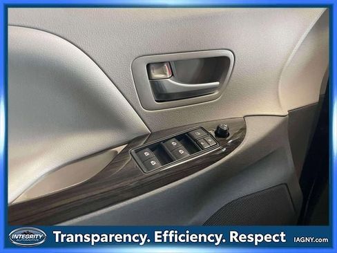 Used 2015 Toyota Sienna XLE Premium w/ Four Season Floor Mat Package image 19