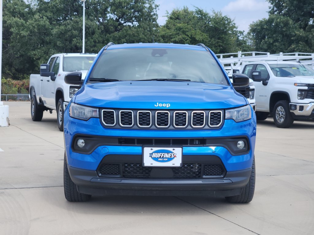 Used 2025 Jeep Compass Latitude AWD/4WD image 2