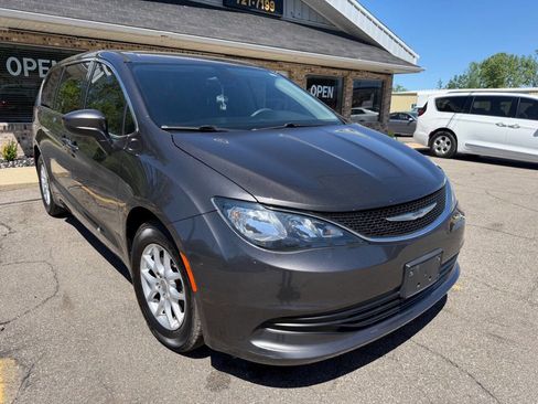 Used 2017 Chrysler Pacifica Touring FWD image 1