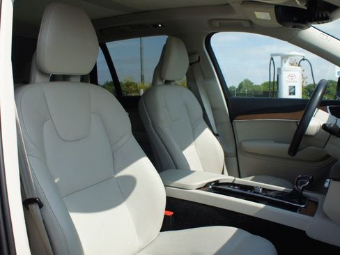 Used 2021 Volvo XC90 T6 Momentum w/ Advanced Package image 27