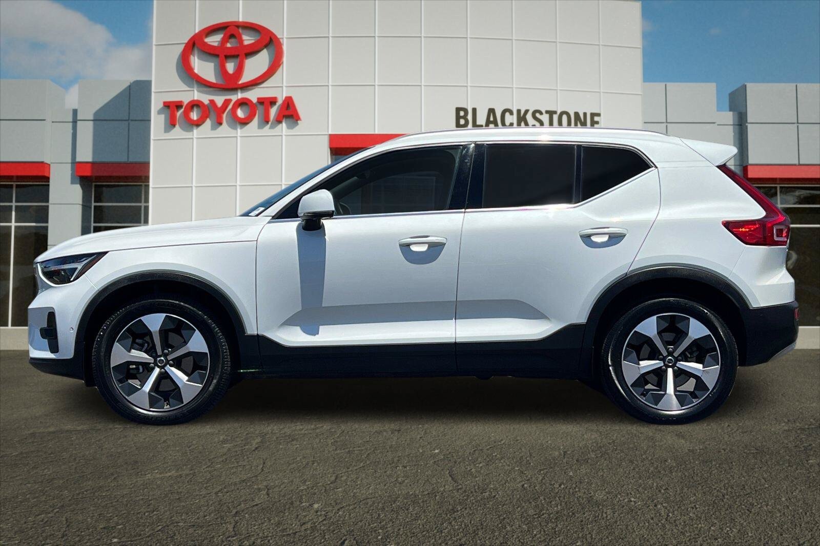 Used 2024 Volvo XC40 B5 Plus AWD/4WD image 6