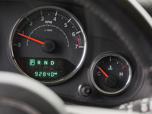 Used 2016 Jeep Wrangler Unlimited Sahara w/ Dual Top Group AWD/4WD image 24