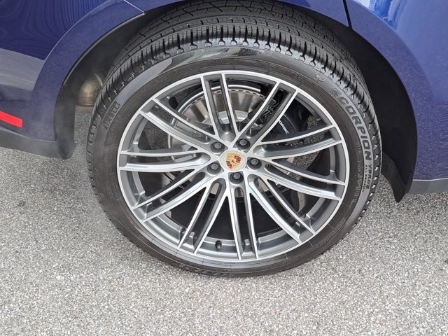 Certified 2025 Porsche Macan AWD/4WD image 12