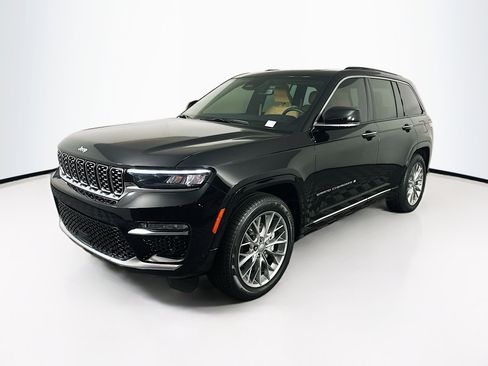Used 2025 Jeep Grand Cherokee Summit w/ Luxury Tech Group V image 3