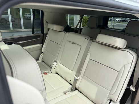 Used 2024 GMC Yukon XL Denali RWD image 32