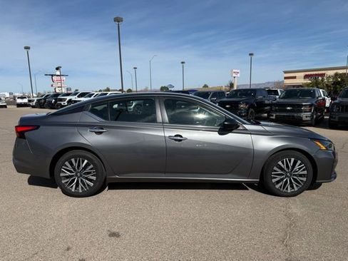 Used 2024 Nissan Altima 2.5 SV image 4