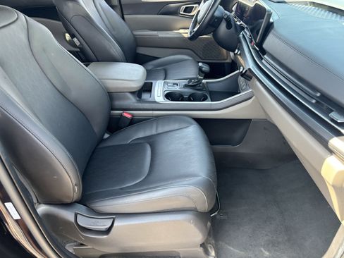Certified 2026 Kia Carnival FWD image 9