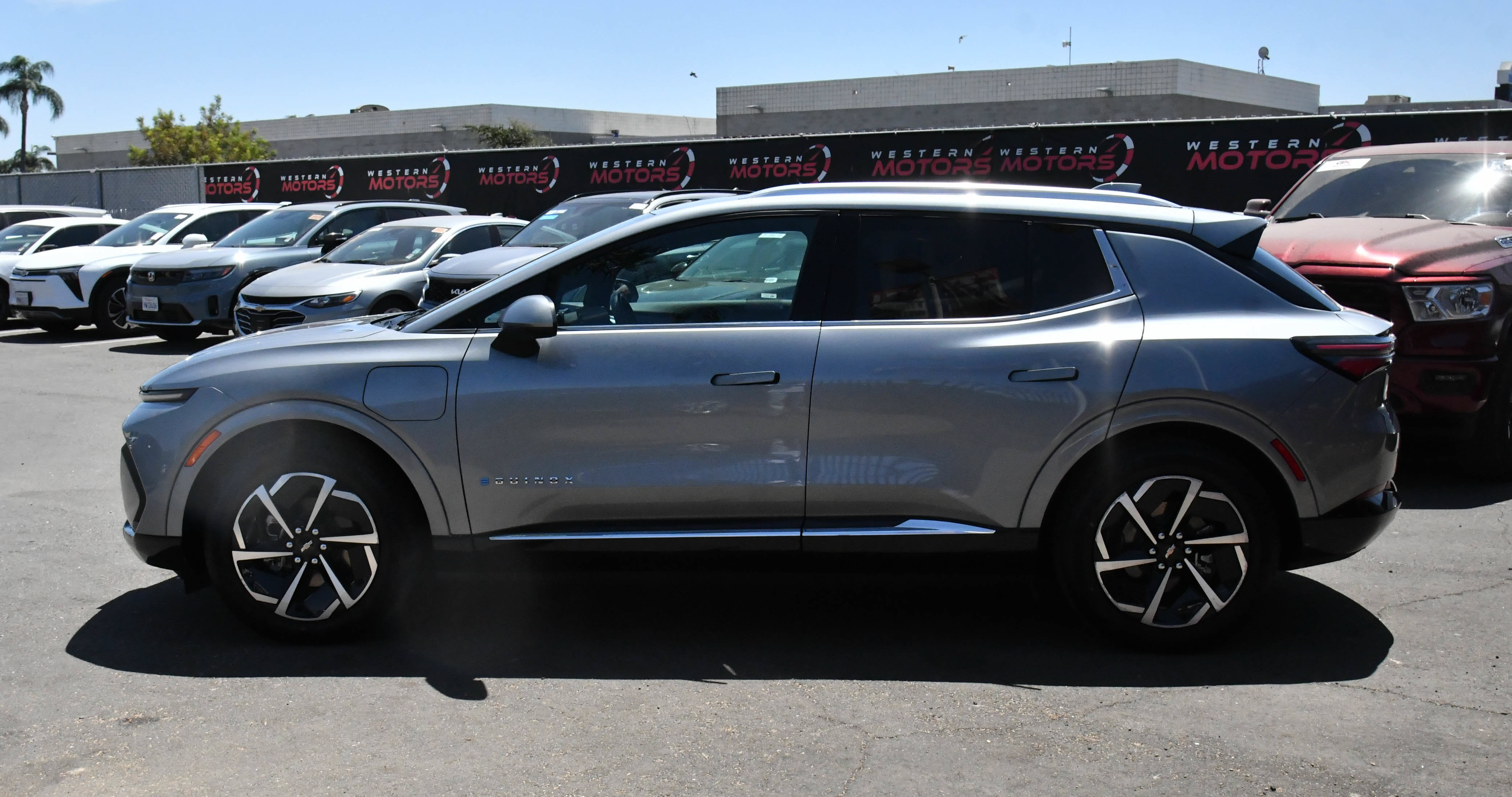 Used 2025 Chevrolet Equinox EV LT FWD image 4