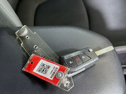 Used 2022 Toyota RAV4 LE FWD image 32