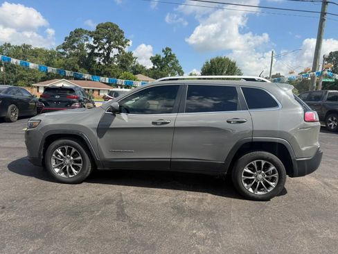Used 2021 Jeep Cherokee Latitude Plus w/ Mopar Interior Package FWD image 10