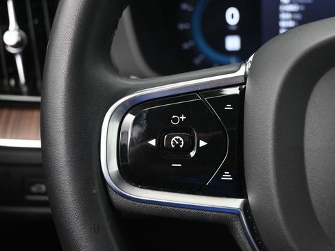 Used 2023 Volvo XC60 B5 Plus image 15