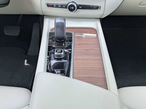 Certified 2022 Volvo XC60 B5 Momentum FWD image 21