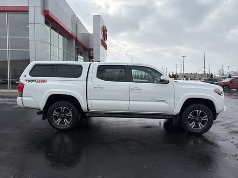 Used 2017 Toyota Tacoma TRD Sport image 8