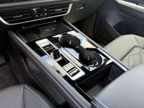 Used 2025 Volkswagen Atlas Cross Sport SE w/ Panoramic Sunroof Package image 19