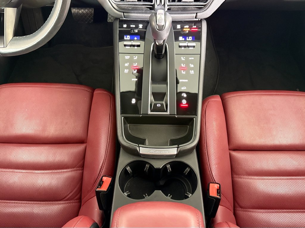 Certified 2023 Porsche Macan AWD/4WD image 16