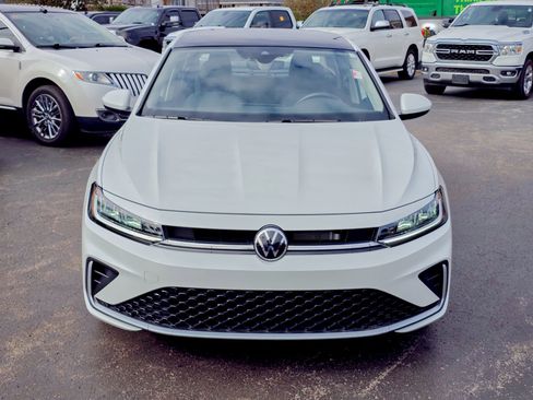 Used 2025 Volkswagen Jetta SE w/ Sunroof Package image 4