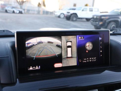 Used 2021 Lexus LX 570 4WD w/ Luxury Package image 22