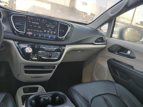 Used 2023 Chrysler Pacifica Touring-L FWD image 12