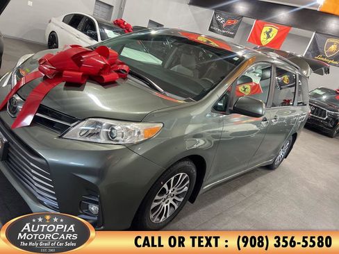 Used 2019 Toyota Sienna XLE image 3