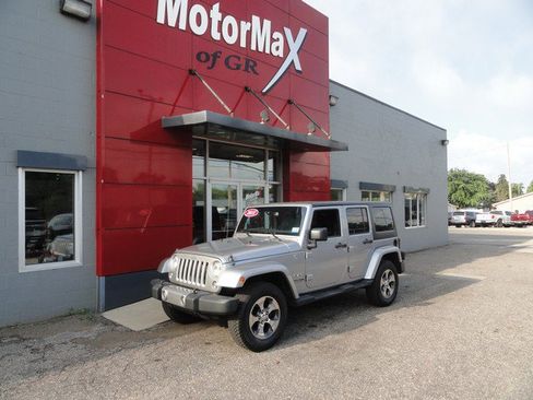 Used 2018 Jeep Wrangler Unlimited Sahara w/ Connectivity Group AWD/4WD image 1