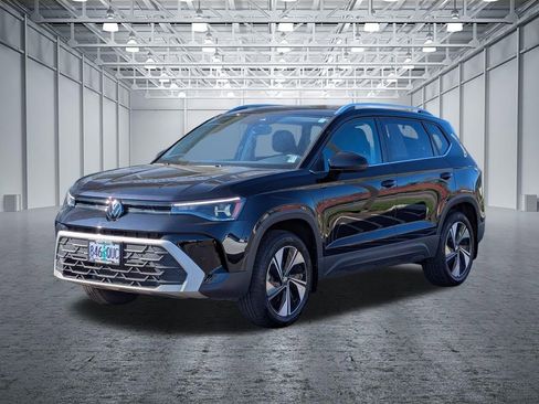 Used 2025 Volkswagen Taos SE w/ Panoramic Sunroof Package AWD/4WD image 9